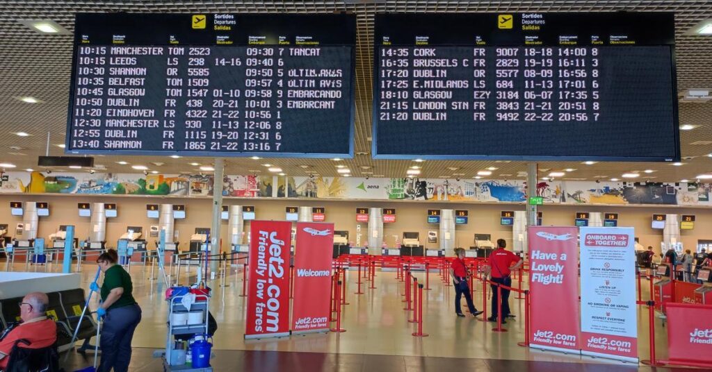 Turista llegando al Aeropuerto de Reus para comenzar sus vacaciones en la Costa Dorada
