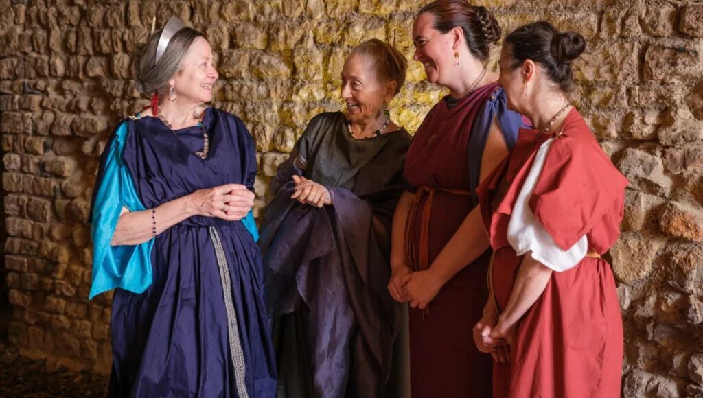  Mujeres con vestimenta tradicional mostrando la vida cotidiana en la antigua Tarraco