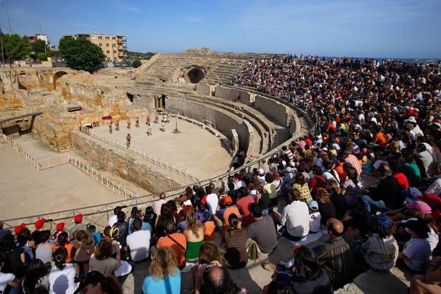 Espectáculo en el Anfiteatro Romano de Tarragona lleno de público