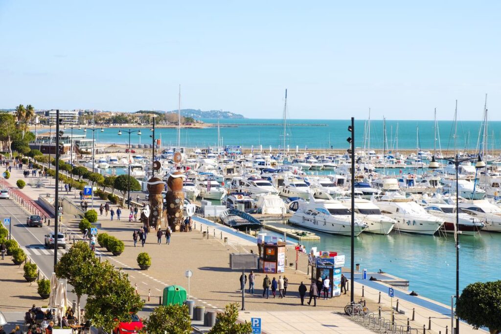 Vista panorámica del puerto de Cambrils al atardecer
