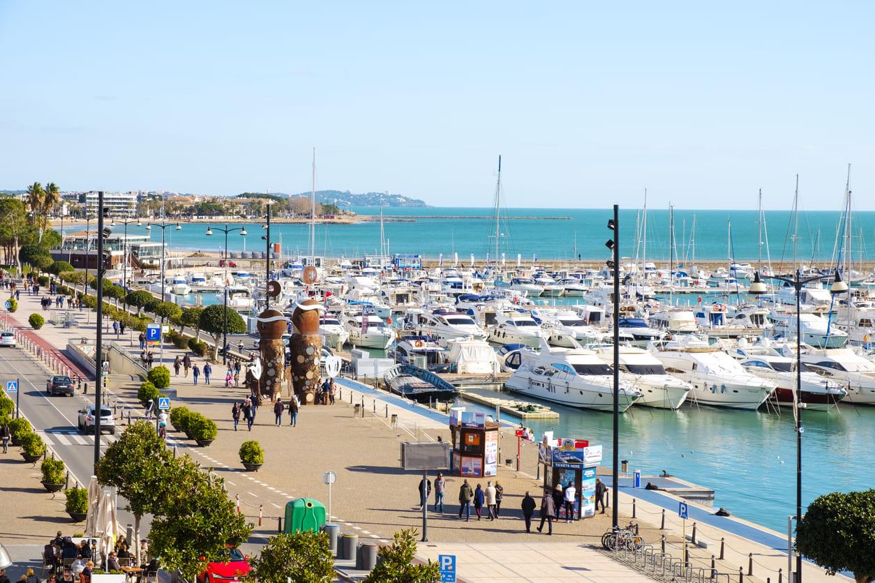Vista panorámica del puerto de Cambrils al atardecer