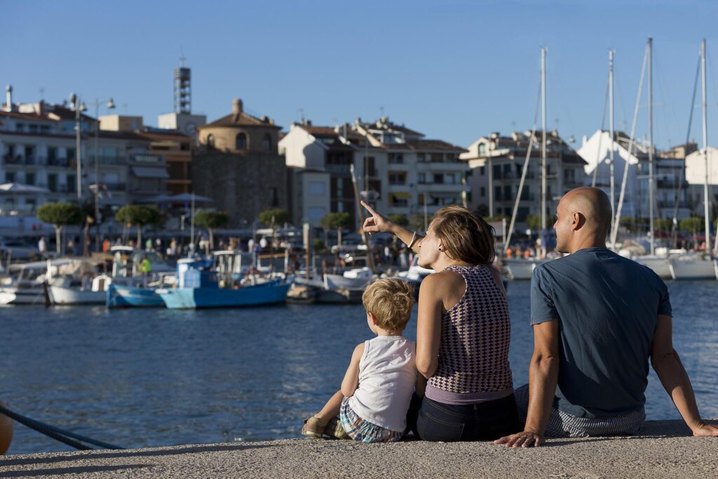 Familia construyendo castillos de arena en una playa de la Costa Daurada