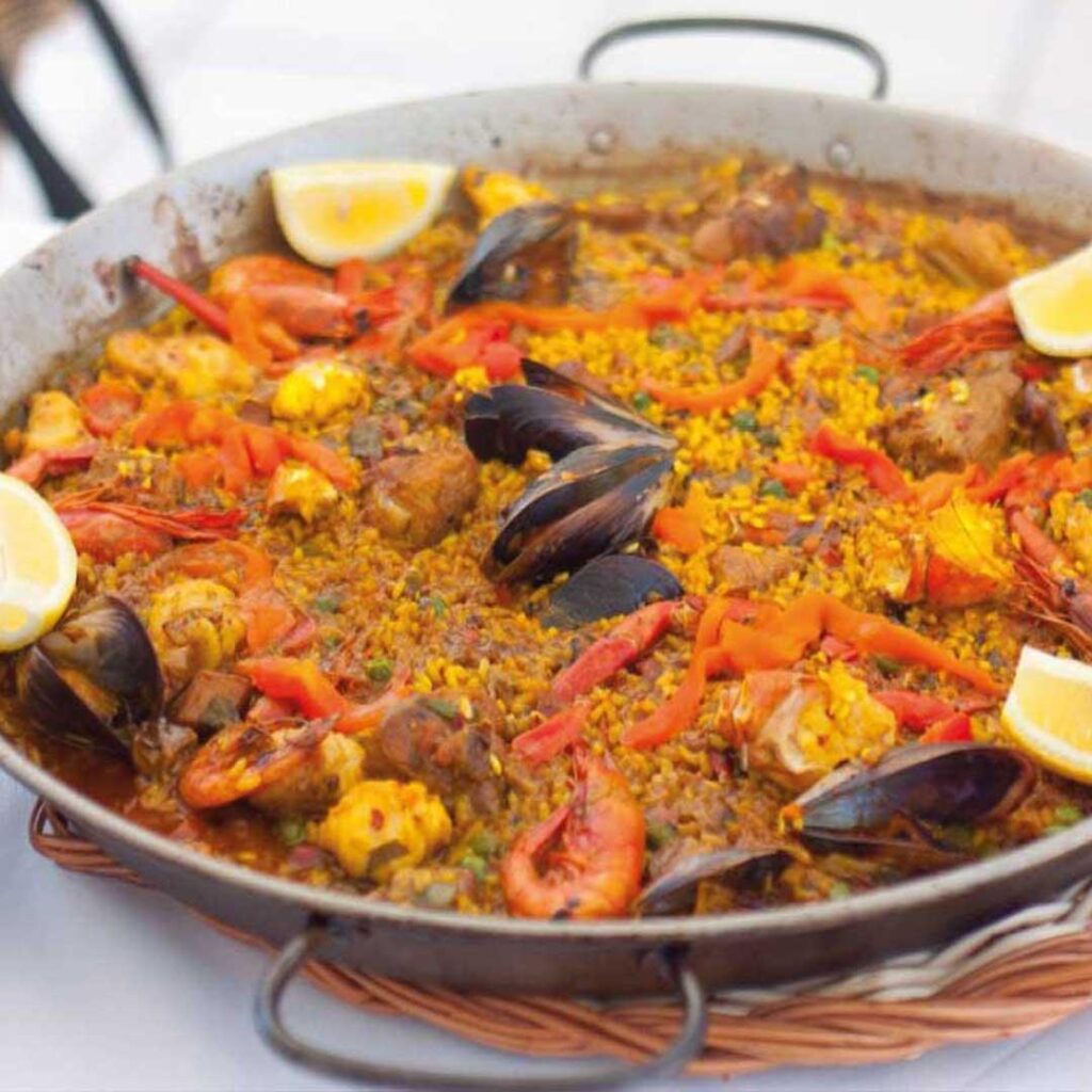 Plato de fideuà tradicional en Cambrils