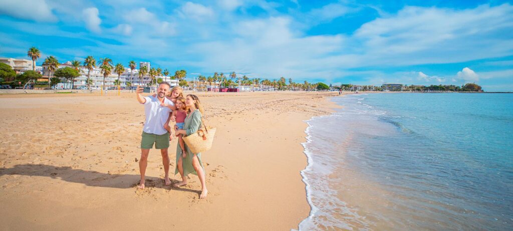 Costa Daurada con niños disfrutando de unas vacaciones familiares en la playa