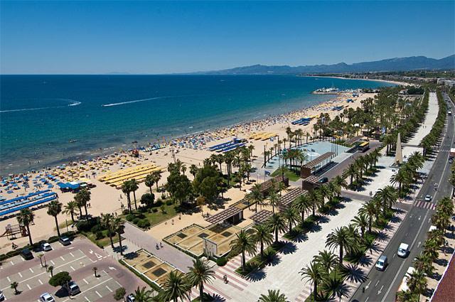 Playa de Levante en Salou, uno de los destinos más visitados de la Costa Daurada.