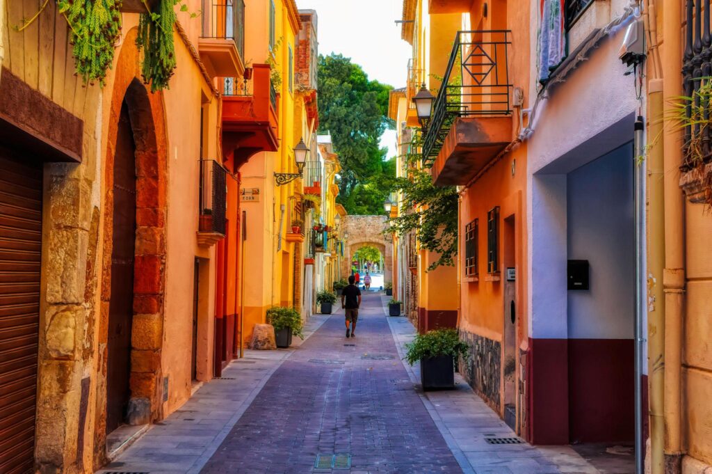 Calles con flores y rincones históricos del casco antiguo de Cambrils.