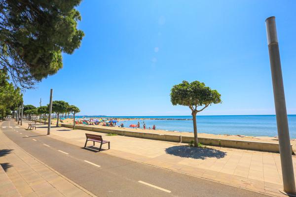 Vista panorámica de Cambrils con su puerto y playas en la Costa Daurada.
